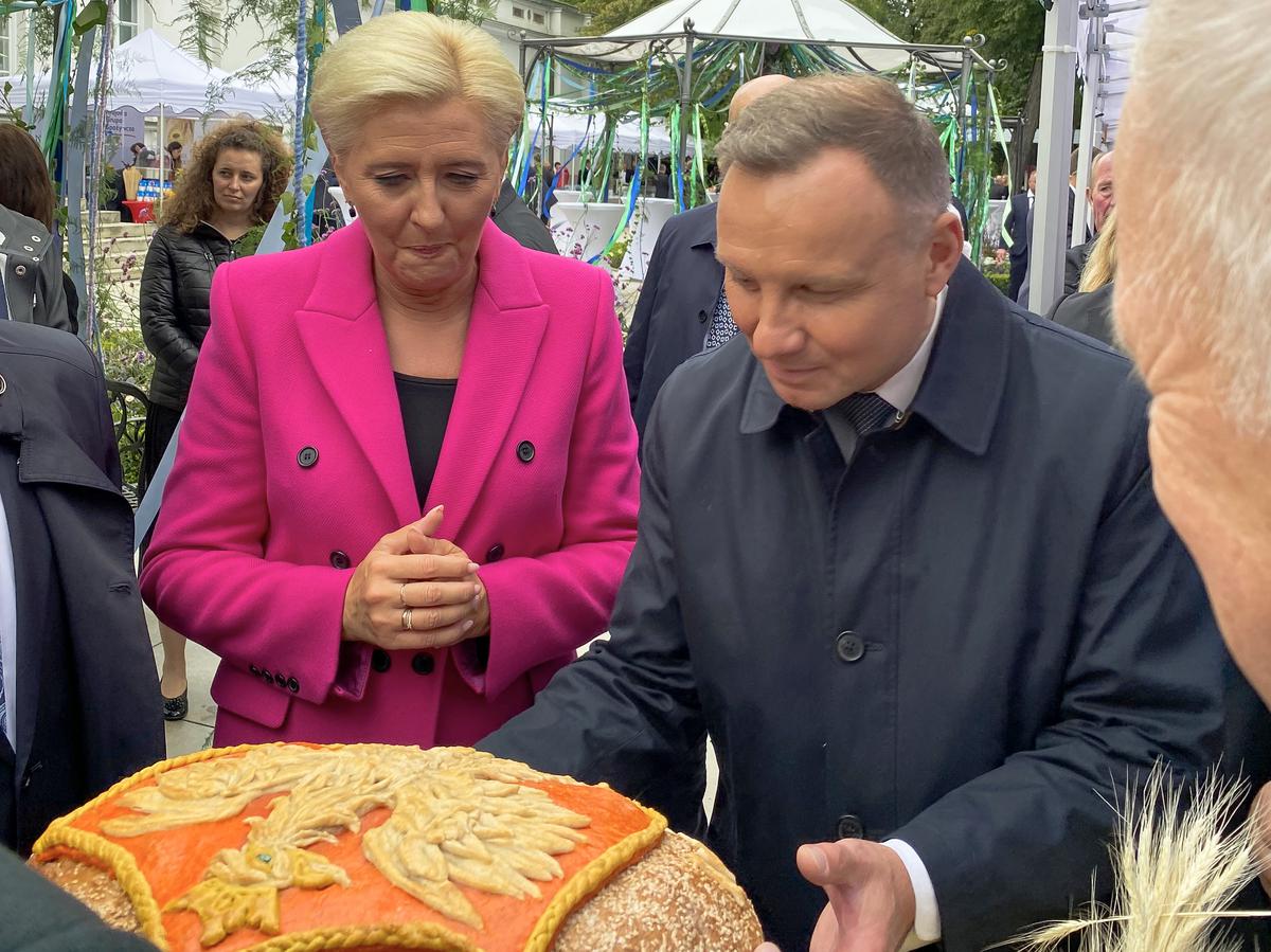 Podanie chleba Prezydentowi Andrzejowi Dudzie i małżonce Agacie Kornhauser-Dudzie. Do tego symbolu Ceremoniału Dożynkowego Prezydent odniósł się na Twitterze pisząc: „Chleb na stole moim, mojej rodziny, przyjaciół i w każdym polskim domu, jest dzięki trudowi i wysiłkowi polskiego rolnika. Gdyby nie było tego wysiłku, dotknięcia ziemi ręką, potu, który w ziemię wsiąka, to byśmy tego chleba nie mieli. Polscy rolnicy w swoją pracę wkładają serce, bardzo często realizując tradycję rodzinną z dziada pradziada i wymagają przede wszystkim szacunku. A ten szacunek oznacza, że wtedy, kiedy jest potrzeba, ta pomoc musi być w ich stronę skierowana”