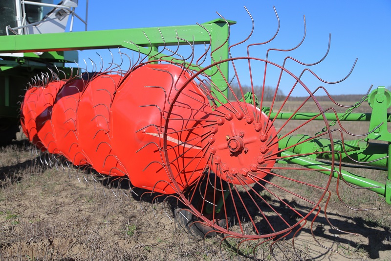 Aby pozbyć się problemu nawijania siana na wirniki, razem z żoną i córkami wykonał specjalne plandeki. Wirniki opuszczane są hydraulicznie.