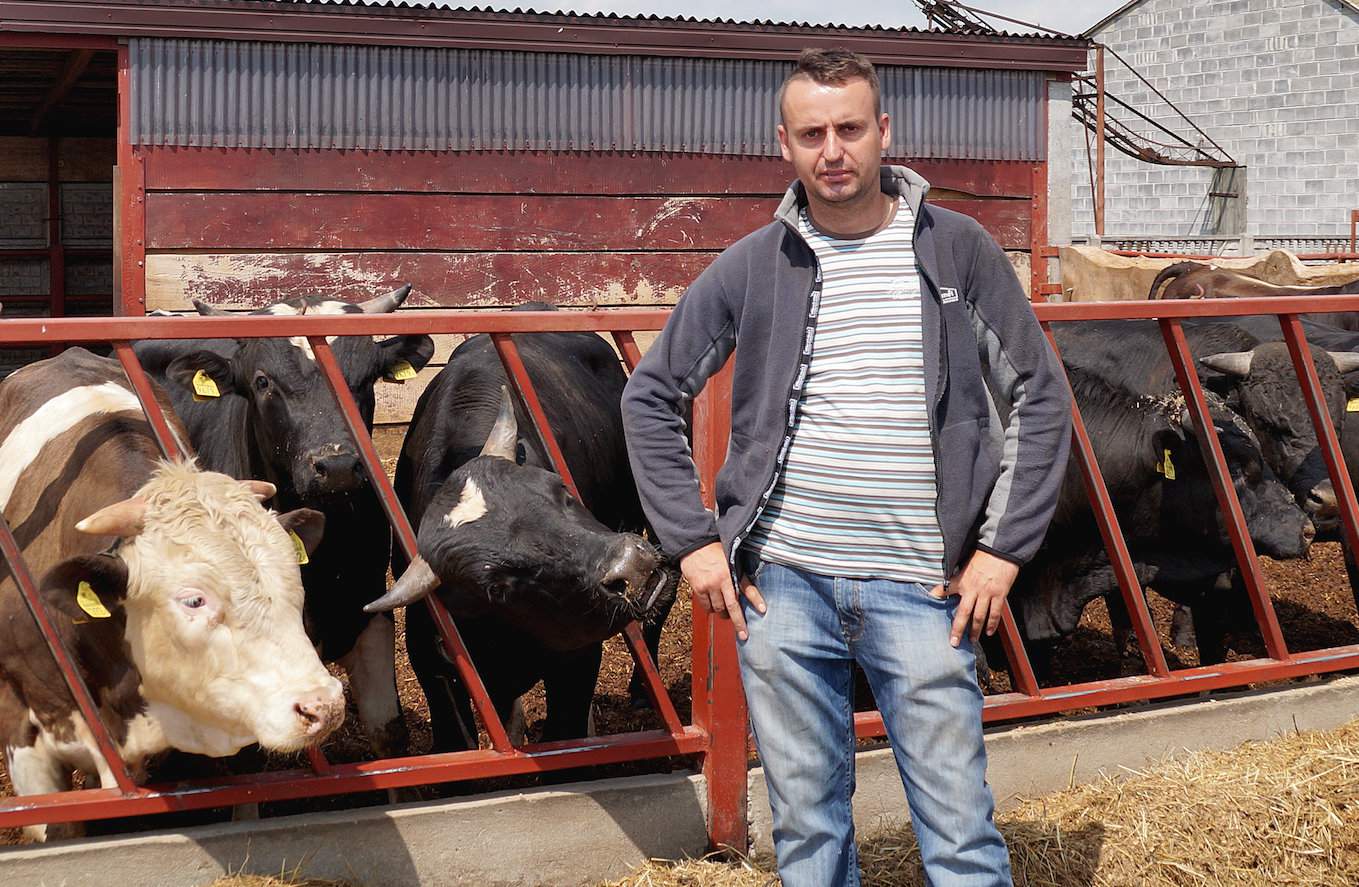 Ewelina i Paweł Wojdowie, posiadający trójkę dzieci: Kasię, Olę i Kubę, gospodarują na 60 ha w Łaguszewie (pow. łowicki, gm. Kocierzew Południowy). Uprawiają 20 ha kukurydzy na kiszonkę, 12 ha użytków zielonych, 25 ha zbóż i 3 ha buraków ćwikłowych. Utrzymują ponad 100 sztuk bydła opasowego.