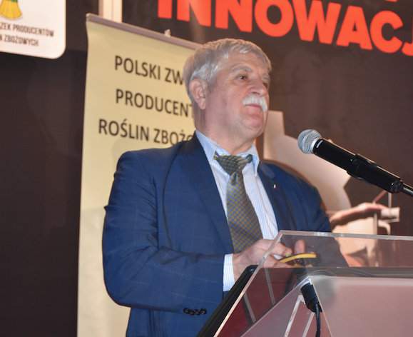 Prof. dr hab. Marek Korbas z Instytutu Ochrony Roślin – PIB w Poznaniu mówił o zagrożeniach dla upraw ze strony agrofagów w sytuacji postępujących zmian klimatycznych i wycofywania substancji czynnych. Pod kierownictwem prof. dr. hab. Marka Korbasa powstała książka „Vademecum środków ochrony roślin” a za wdrożenie do praktyki rolniczej przez firmę PEST-INFO pod tym samym tytułem aplikacji mobilnej firma została uhonorowana na Forum przez Związek Producentów Roślin Zbożowych i Federację Branżowych Związków Producentów Rolnych