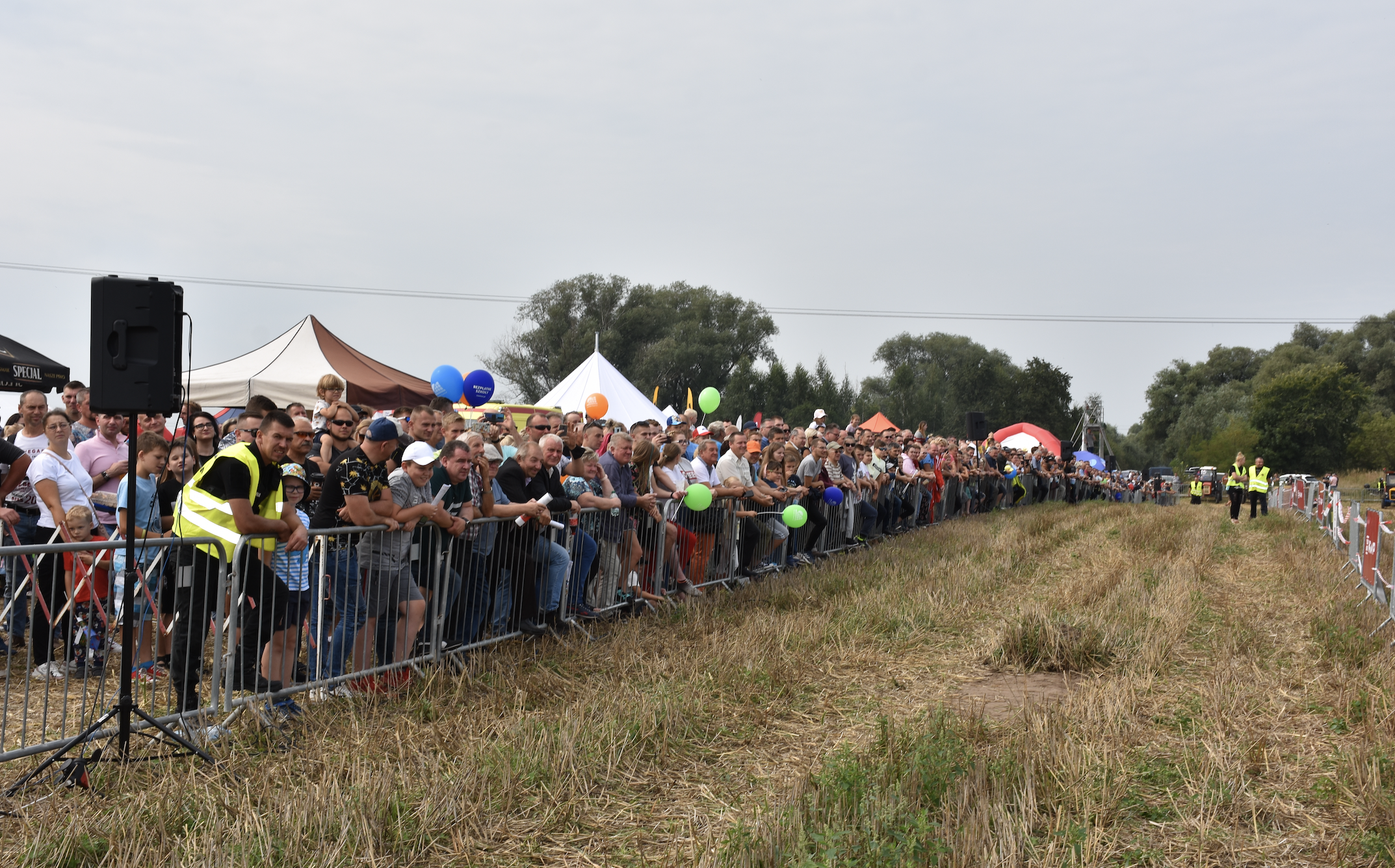 Obostrzenia covidowe nadal obowiązują. To dlatego organizatorzy mogli na teren zawodów wpuścić tylko 250 osób, które nie przedstawiły dokumentu potwierdzającego szczepienie. Z tego powodu wiele osób nie mogło wejść na teren imprezy. Podczas jej trwania sanepid przeprowadził kontrolę