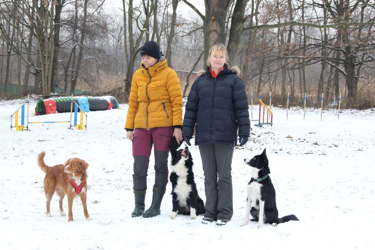 Jadwiga Swilak (z lewej) jest przewodniczką suczki rasy toller o imieniu Asta. Z prawej Beata Banaszak z suczkami Maszą i Gini rasy border collie