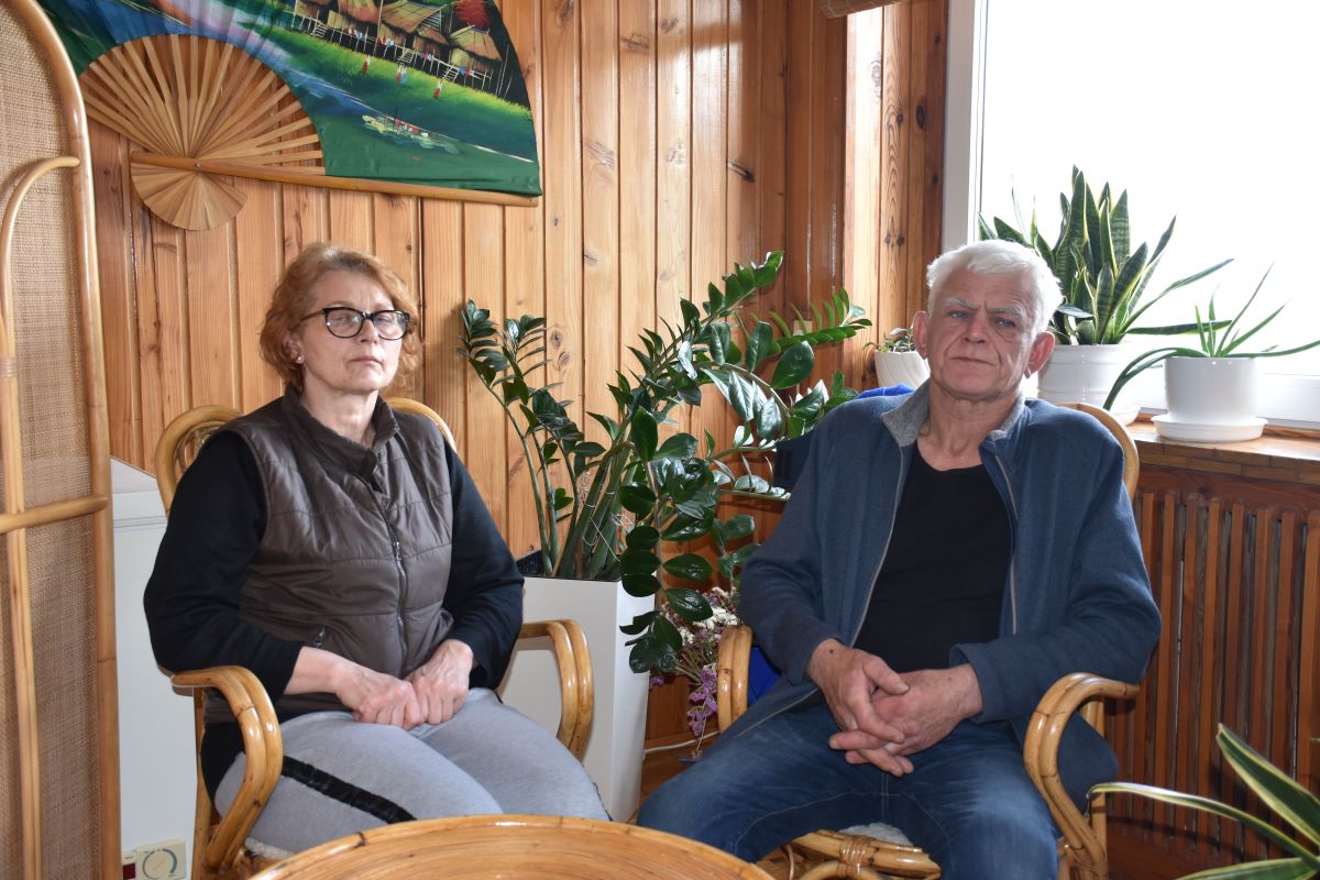 Aneta i Karol Dębiccy prowadzą w miejscowości Kaczanowo gospodarstwo specjalizujące się w produkcji oleju rzepakowego tłoczonego na zimno. Produkcja roślinna prowadzona jest na areale 11 ha, kolejnych 11 ha uprawianych jest przez ich syna Mateusza, który wraz z siostrą Martą Woś pomaga prowadzić dystrybucję i sprzedaż oleju. W gospodarstwie poza rzepakiem uprawiane są zboża, buraki i kukurydza na ziarno. Prowadzona jest także produkcja trzody chlewnej. Obecnie stado loch liczy 10 szt. Pozyskiwana w ramach tłoczenia oleju śruta rzepakowa wykorzystywana jest jako surowiec paszowy. W przeszłości utrzymywana była trzoda chlewna na większą skalę. Została ona ograniczona z powodu braku siły roboczej. Śruta rzepakowa jest sprzedawana jako cenny surowiec białkowy i trafia do gospodarstw zajmujących się hodowlą bydła.