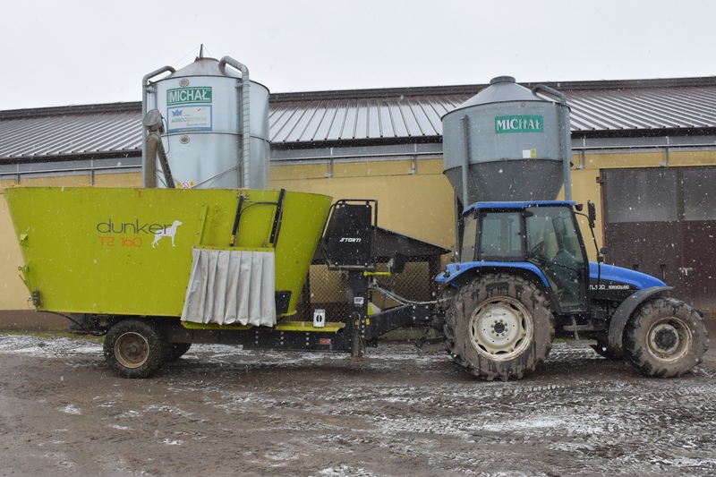 Z paszowozem o pojemności 16 m3 współpracuje ciągnik New Holland o mocy 100 KM