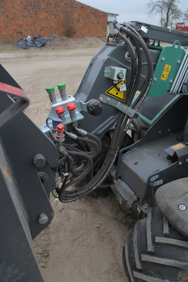 Testowana ładowarka była wyposażona w liczne typy złączy hydraulicznych i elektrycznych. Plus za hydrauliczną blokadę osprzętu i przycisk redukcji ciśnienia w trzeciej sekcji hydraulicznej.