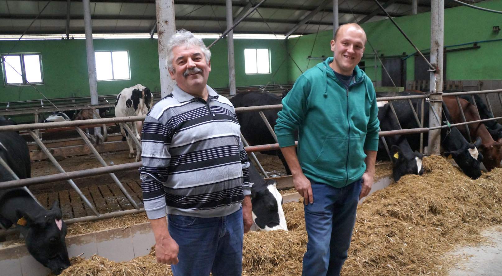 Zbigniew (ojciec) i Michał (syn) Dąbrowscy gospodarują na 100 ha (56 ha własnych i 44 ha dzierżawy) we wsi Orzeszków (pow. poddębicki, gm. Uniejów). 