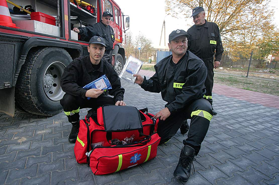 Druh Piotr Firek podczas rutynowego przeglądu sprzętu