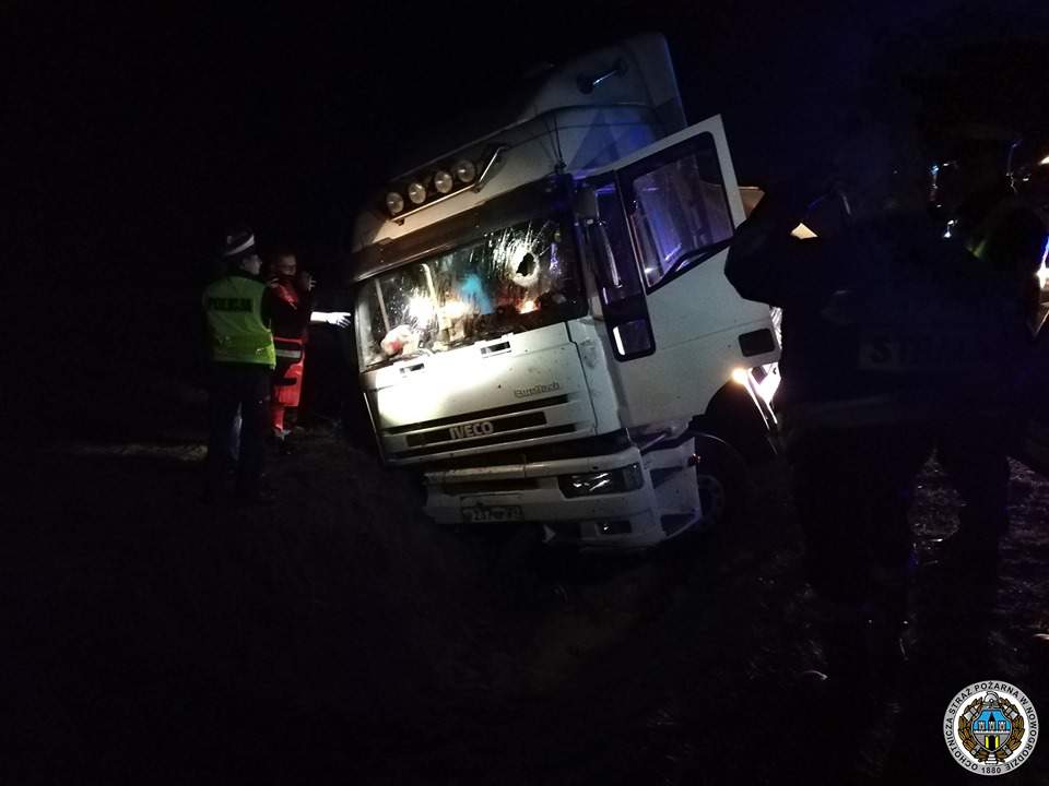 Zginął kierowca TIR-a po uderzeniu zębatką rozrzutnika doszło w miejscowości Popiołki pod Łomżą