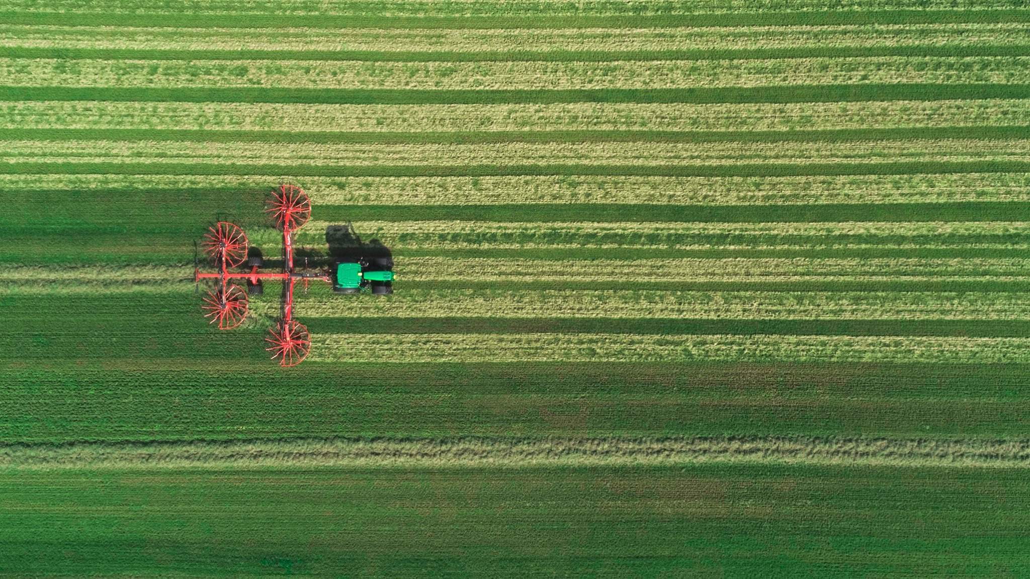 Zgrabiarka karuzelowa Kuhn GA 1531 i ciągnik John Deere 6250R wspólnie ustanowiły rekord świata