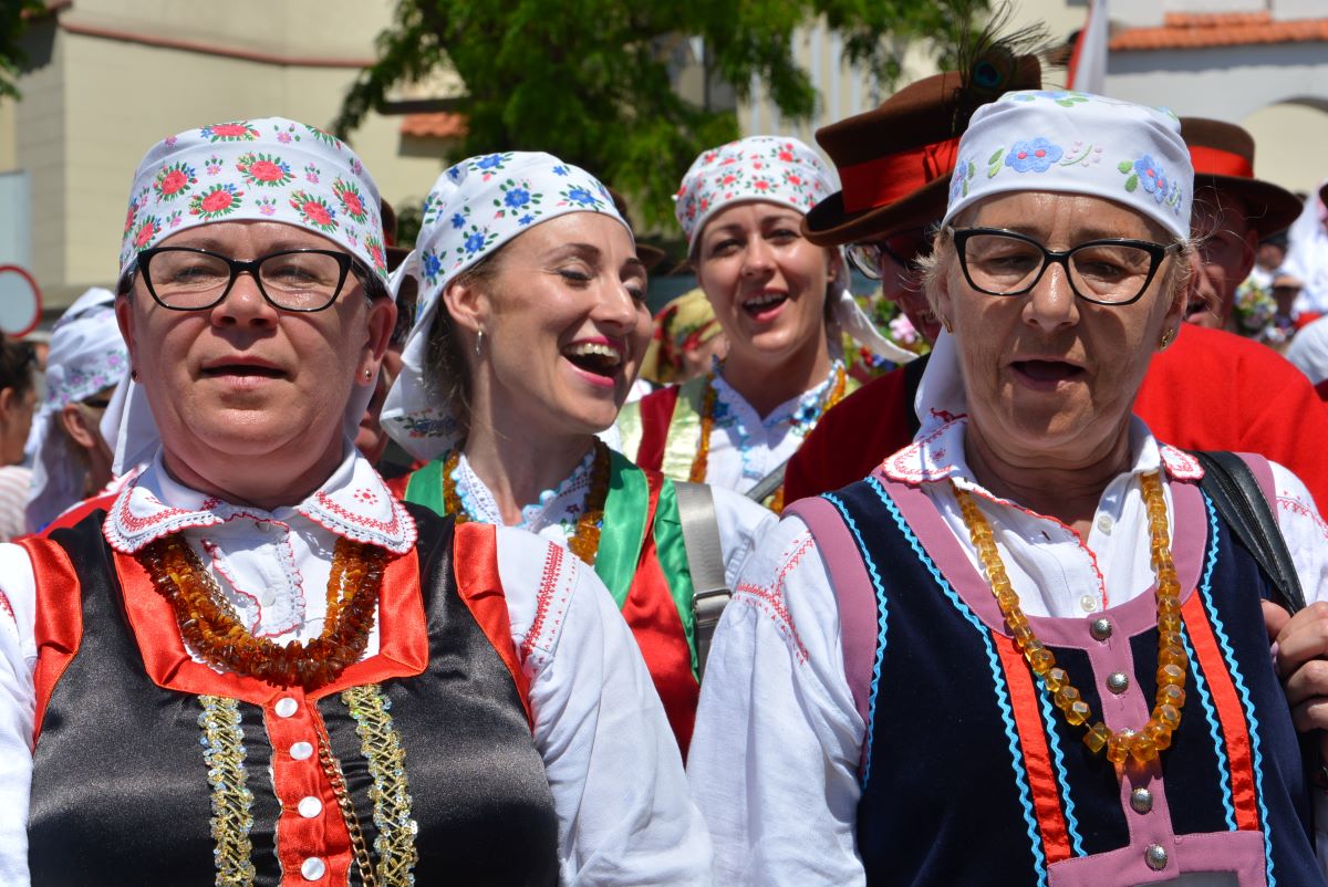 Tradycyjny festiwalowy korowód. W upale chustki na głowach okazały się zbawienne