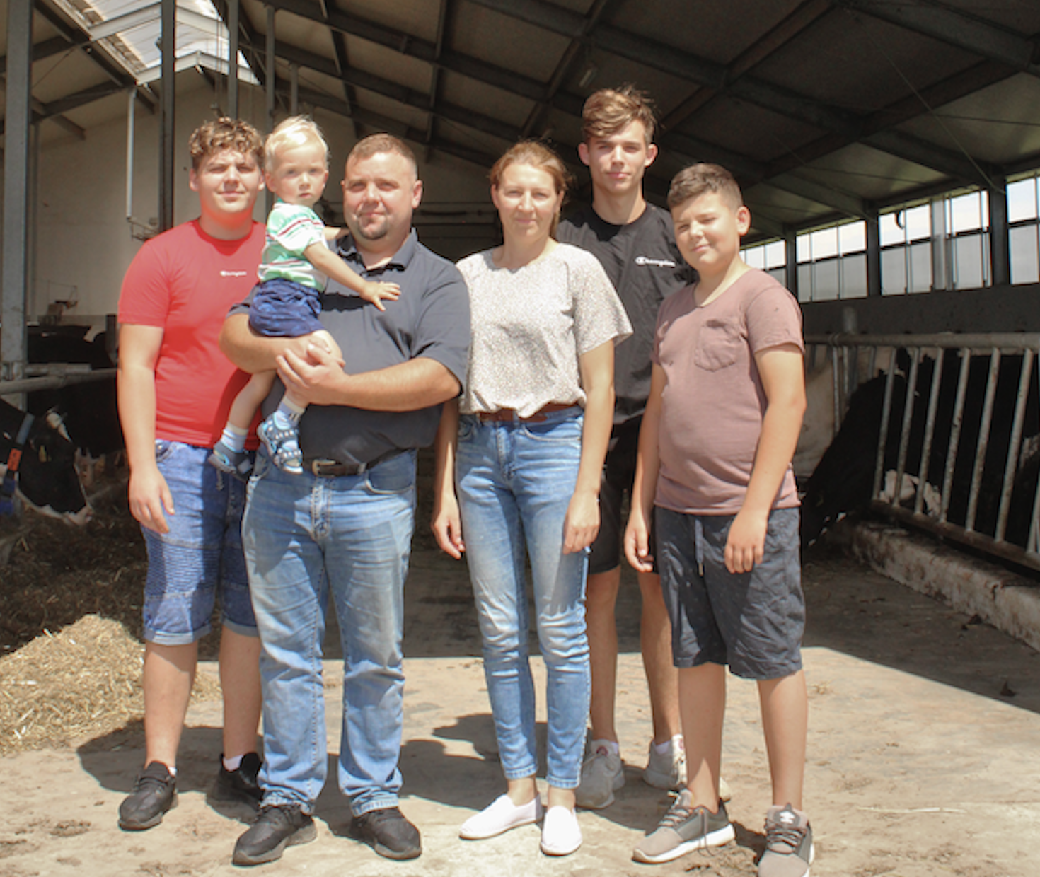 Karol Rościński wspólnie z żoną Magdaleną prowadzi w miejscowości Hordzież w gminie Serokomla (pow. łukowski) gospodarstwo specjalizujące się w hodowli bydła mlecznego. Jego powierzchnia wynosi ponad 75 ha. Na 32 ha wysiewana jest kukurydza, około 25 ha zajmują mieszanki traw, a pozostałą część areału zajmują zboża, takie jak: jęczmień ozimy, pszenżyto i owies. Stado składa się z 45 krów dojnych oraz 51 jałówek i objęte jest oceną użytkowości mlecznej, a średnia wydajność  wynosi około 8 tys. kg mleka. W ubiegłym roku hodowcy posiadali ponad 30 krów mlecznych i dostarczyli do Spółdzielczej Mleczarni „Spomlek” w Radzyniu Podlaskim około 235 tys. litrów mleka. W tym roku stale zwiększają stado i  produkcję mleka.